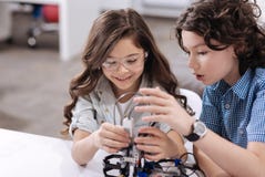 Niños divertidos que tienen clase de la ciencia en la escuela imagenes de archivo Niños divertidos que tienen clase de la ciencia en la escuela imagenes de archivo