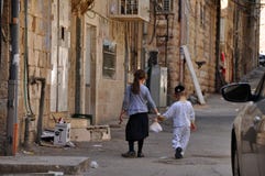 Niños en Mea Shearim en Jerusalim foto de archivo Niños en Mea Shearim en Jerusalim foto de archivo