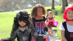 Niños en truco que va o tratar del vestido de lujo del traje almacen de metraje de vídeo Niños en truco que va o tratar del vestido de lujo del traje almacen de metraje de vídeo