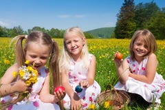 Niños en una caza del huevo de Pascua imágenes de archivo libres de regalías Niños en una caza del huevo de Pascua imágenes de archivo libres de regalías