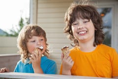 Niños pequeños felices que comen un helado imagen de archivo Niños pequeños felices que comen un helado imagen de archivo