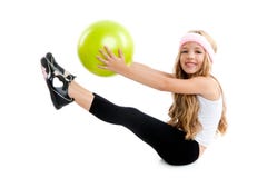 Niños poca muchacha de la gimnasia con la bola verde de la yoga imagenes de archivo Niños poca muchacha de la gimnasia con la bola verde de la yoga imagenes de archivo
