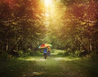 Niños que caminan en bosque de la sol con el paraguas imágenes de archivo libres de regalías Niños que caminan en bosque de la sol con el paraguas imágenes de archivo libres de regalías