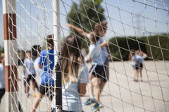 Niños que juegan a fútbol imagen de archivo Niños que juegan a fútbol imagen de archivo