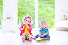 Niños que juegan música con el xilófono imágenes de archivo libres de regalías Niños que juegan música con el xilófono imágenes de archivo libres de regalías