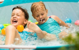 Niños que nadan en piscina del niño imágenes de archivo libres de regalías Niños que nadan en piscina del niño imágenes de archivo libres de regalías