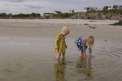Niños que salpican en el mar foto de archivo Niños que salpican en el mar foto de archivo