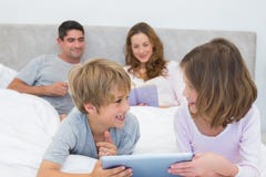 Niños que usan la tableta digital fotos de archivo libres de regalías Niños que usan la tableta digital fotos de archivo libres de regalías