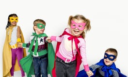Niños que visten las manos del control del super héroe fotos de archivo Niños que visten las manos del control del super héroe fotos de archivo