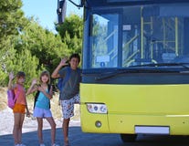 Niños y omnibus amarillo fotografía de archivo Niños y omnibus amarillo fotografía de archivo