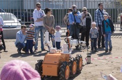 Niños y un minero del robot imagen de archivo Niños y un minero del robot imagen de archivo