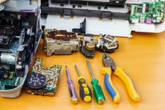 No desktop são o equipamento e as ferramentas desmontados para o reparo foto de stock No desktop são o equipamento e as ferramentas desmontados para o reparo foto de stock