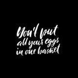 No ponga todos sus huevos en una cesta Mano dibujada poniendo letras a proverbio Diseño de la tipografía del vector Inscripción m stock de ilustración No ponga todos sus huevos en una cesta Mano dibujada poniendo letras a proverbio Diseño de la tipografía del vector Inscripción m stock de ilustración