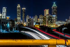 No a Trump con la vista di Atlanta, GA fotografia stock No a Trump con la vista di Atlanta, GA fotografia stock