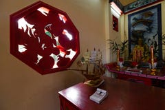NOCAUTE CHANG, TAILÂNDIA - 10 DE ABRIL DE 2018: Templo chinês do buddist na área norte da ilha - hieróglifos e testes padrões imagens de stock royalty free NOCAUTE CHANG, TAILÂNDIA - 10 DE ABRIL DE 2018: Templo chinês do buddist na área norte da ilha - hieróglifos e testes padrões imagens de stock royalty free