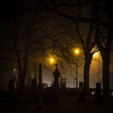Noche de niebla, área cementary por la catedral de Nidarosdomen en la ciudad de Strondheim foto de archivo Noche de niebla, área cementary por la catedral de Nidarosdomen en la ciudad de Strondheim foto de archivo