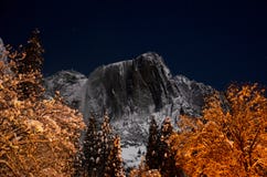 Noche del punto Nevado Yosemite fotografía de archivo Noche del punto Nevado Yosemite fotografía de archivo