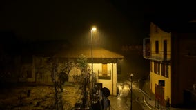 Noche tirada en la carretera nacional debajo de la lluvia Noche tirada en la carretera nacional debajo de la lluvia