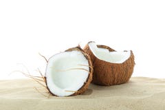 Noci di cocco su chiara sabbia di mare isolata su fondo bianco fotografie stock libere da diritti Noci di cocco su chiara sabbia di mare isolata su fondo bianco fotografie stock libere da diritti