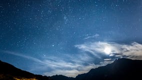Nocne niebo księżyc przez górę i gwiazdy zdjęcie stock Nocne niebo księżyc przez górę i gwiazdy zdjęcie stock