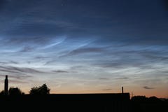 Noctilucent chmury przy nocą Lato 2018g ilustracja wektor Noctilucent chmury przy nocą Lato 2018g ilustracja wektor