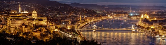 Nocy panorama Budapest miasto - kapitał Węgry Parlamentu budynek na dobrze, Budy grodowy wzgórze na lewym i Łańcuszkowym moscie w Zdjęcie Royalty Free Nocy panorama Budapest miasto - kapitał Węgry Parlamentu budynek na dobrze, Budy grodowy wzgórze na lewym i Łańcuszkowym moscie w Zdjęcie Royalty Free
