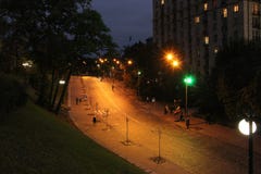 Nocy ulica z płonącymi lampionami Kyiv ulica przy nocą światła nocy miasto obraz stock Nocy ulica z płonącymi lampionami Kyiv ulica przy nocą światła nocy miasto obraz stock