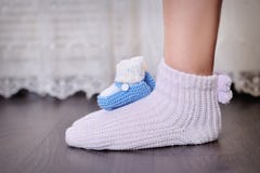 Nogi ciężarna matka i mali dzianiny dziecka buty Zdjęcia Royalty Free Nogi ciężarna matka i mali dzianiny dziecka buty Zdjęcia Royalty Free