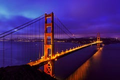 Noite azul em golden gate bridge e em San Francisco imagem de stock Noite azul em golden gate bridge e em San Francisco imagem de stock