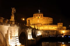 Noite de Castel Sant Angelo em Roma, Italy imagem de stock Noite de Castel Sant Angelo em Roma, Italy imagem de stock