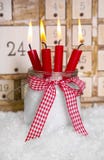 Noite de Natal: quatro velas ardentes vermelhas com um adve branco gasto fotos de stock royalty free Noite de Natal: quatro velas ardentes vermelhas com um adve branco gasto fotos de stock royalty free