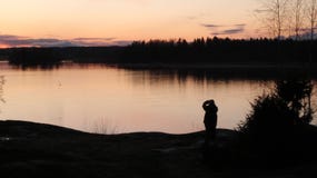 Noite de verão em um lago fotos de stock Noite de verão em um lago fotos de stock