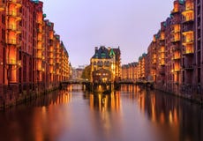 Noite do quando do Speicherstadt de Hamburgo com balcão iluminado foto de stock royalty free Noite do quando do Speicherstadt de Hamburgo com balcão iluminado foto de stock royalty free
