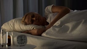 Noite fêmea idosa doente da cama de hospital do sono, cuidados médicos, hospício do pensionista foto de stock Noite fêmea idosa doente da cama de hospital do sono, cuidados médicos, hospício do pensionista foto de stock