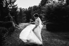 A noiva bonita em um branco levanta no parque Fotografia de Stock A noiva bonita em um branco levanta no parque Fotografia de Stock