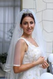Noiva bonita no vestido de casamento da f?rma A noiva nova impressionante est? incredibly feliz Dia do casamento Uma noiva bonita fotografia de stock royalty free Noiva bonita no vestido de casamento da f?rma A noiva nova impressionante est? incredibly feliz Dia do casamento Uma noiva bonita fotografia de stock royalty free