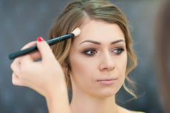 Noiva bonita que aplica a composição do casamento no salão de beleza imagem de stock Noiva bonita que aplica a composição do casamento no salão de beleza imagem de stock