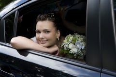 Noiva com o ramalhete que senta-se no carro do casamento imagens de stock Noiva com o ramalhete que senta-se no carro do casamento imagens de stock