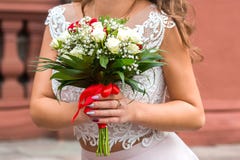 A noiva e duas noivas guardam seus ramalhetes do casamento, mostrando os imagem de stock A noiva e duas noivas guardam seus ramalhetes do casamento, mostrando os imagem de stock