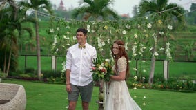 Noiva e noivo na cerim?nia de casamento Jardim tropical na noite Pares bonitos dos rec?m-casados vídeos de arquivo Noiva e noivo na cerim?nia de casamento Jardim tropical na noite Pares bonitos dos rec?m-casados vídeos de arquivo