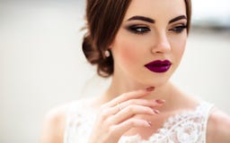 Noiva lindo com composição da forma e penteado em um vestido de casamento luxuoso Imagens de Stock Noiva lindo com composição da forma e penteado em um vestido de casamento luxuoso Imagens de Stock
