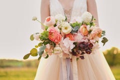 Noiva que guarda um ramalhete das belas artes do casamento em cores cor-de-rosa pasteis closeup fotografia de stock Noiva que guarda um ramalhete das belas artes do casamento em cores cor-de-rosa pasteis closeup fotografia de stock