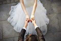 Noivos asiáticos novos que guardam as mãos e a dança imagens de stock royalty free Noivos asiáticos novos que guardam as mãos e a dança imagens de stock royalty free