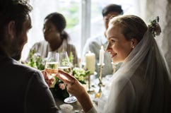 Noivos Clinging Wineglasses Together no casamento Recepti Imagens de Stock Royalty Free Noivos Clinging Wineglasses Together no casamento Recepti Imagens de Stock Royalty Free