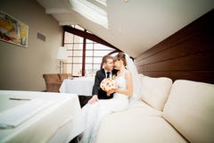 Noivos felizes na caminhada do casamento no hotel moderno ha imagem de stock royalty free Noivos felizes na caminhada do casamento no hotel moderno ha imagem de stock royalty free