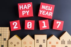 Nombre de la bonne année 2017 sur les cubes rouges en boîte de papier et l'archi à la maison images stock Nombre de la bonne année 2017 sur les cubes rouges en boîte de papier et l'archi à la maison images stock