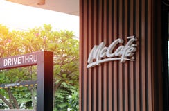 Nombre del letrero de McCafe DiveTHRU en la gasolinera del PTT La cafetería de McCafe es una parte del restaurante de los aliment fotografía de archivo libre de regalías Nombre del letrero de McCafe DiveTHRU en la gasolinera del PTT La cafetería de McCafe es una parte del restaurante de los aliment fotografía de archivo libre de regalías