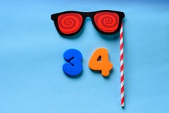 Nombre ?tendu par appartement de vue sup?rieure et masque de papier mignon de carnaval de lunettes de soleil photo stock Nombre ?tendu par appartement de vue sup?rieure et masque de papier mignon de carnaval de lunettes de soleil photo stock