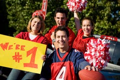 Non-respect des distances de sécurité : Fans enthousiastes encourageant pour Team And Holding Sign photographie stock Non-respect des distances de sécurité : Fans enthousiastes encourageant pour Team And Holding Sign photographie stock