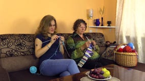 Nonna che tricotta le calze con la nipote incinta sul sofà archivi video Nonna che tricotta le calze con la nipote incinta sul sofà archivi video